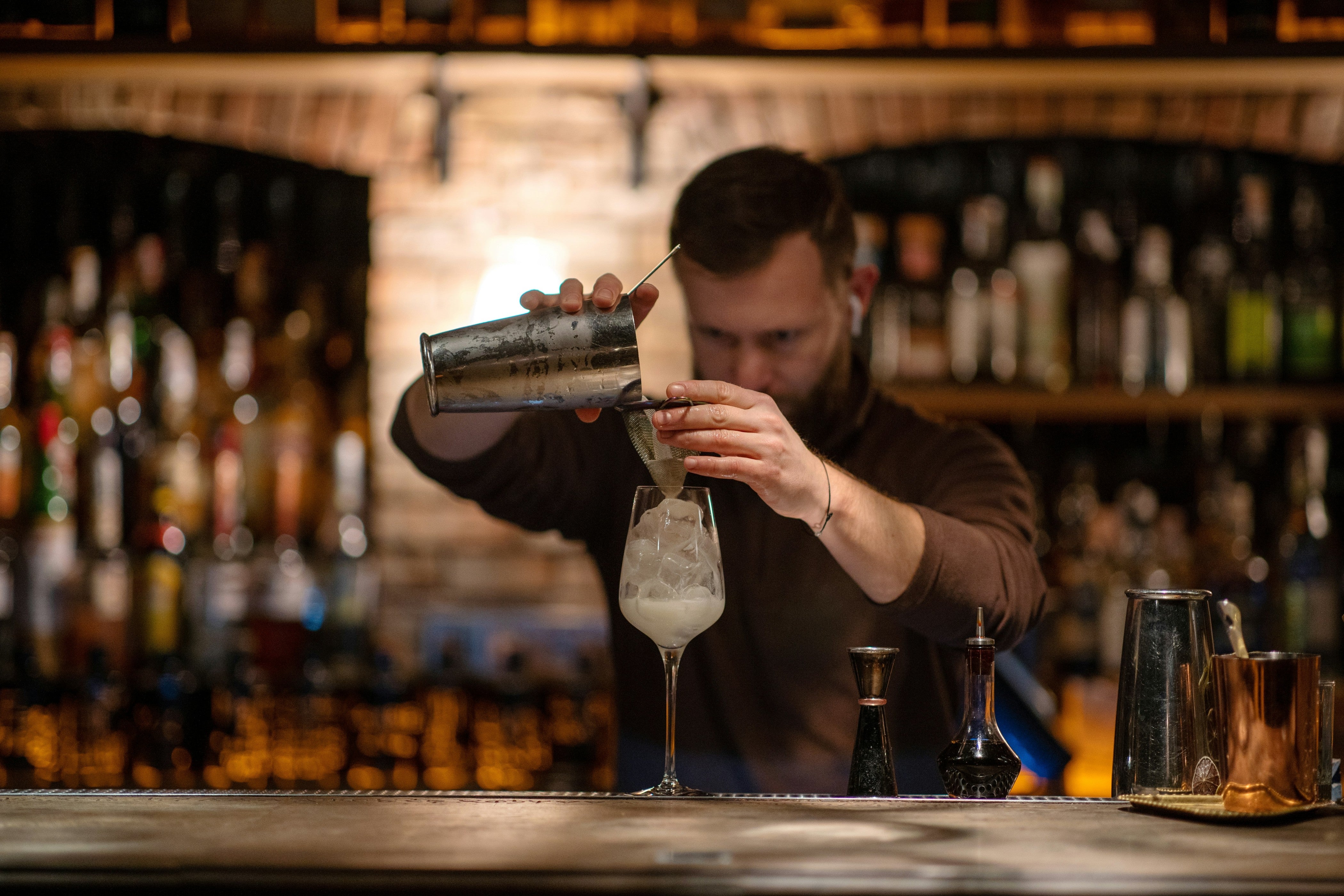 10 classic cocktails every bartender should know how to make